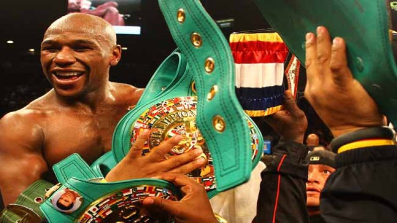 La decisión fue unánime: Mayweather recibe el cinturón del campeonato.