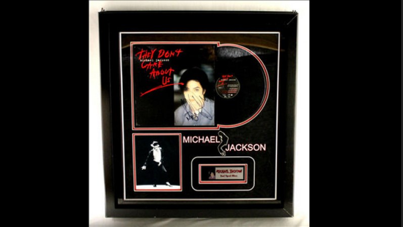 Disco autografiado por Michael Jackson. Precio base $135.