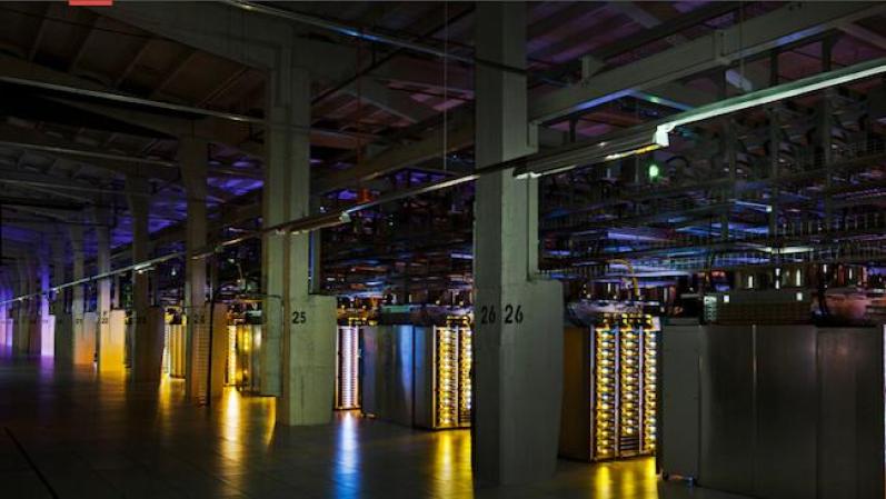 Desde que Google se constituyó como empresa en 1998, ha instalado más de 1 millón de servidores (rebasó esa marca en 2008). Solo en el centro de datos de Lenoir, en Carolina del Norte hay actualmente casi 50,000 servidores operativos.