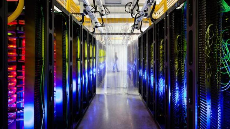 Un curioso recorrido puerta por puerta, desde los despachos hasta la inaccesible planta donde laten los ordenadores que dan vida a Google y que, en un guiño al mundo de la ciencia ficción, custodia la figura de un soldado imperial de la saga "Star Wars".