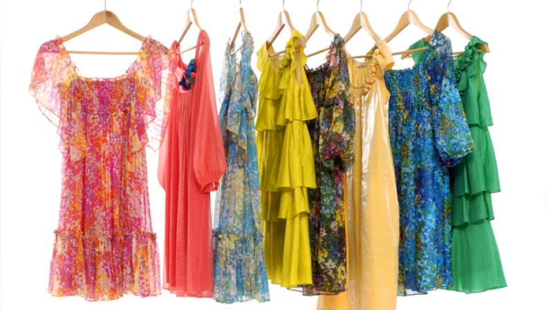 Vestuario de verano. Aunque durante el mes de agosto, el verano está en su esplendor, para los minoristas es momento de reemplazar sus inventarios por las colecciones de otoño e invierno.