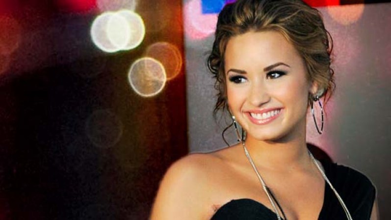 Demi Lovato – La famosa cantante de “Give your heart a break” y juez en el programa de Simon Cowell “X-Factor”, nació en Alburquerque, Nuevo México, pero lleva el tricolor bien profundo.