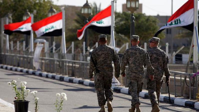 Banderas estadounidenses ondean mientras un grupo de soldados estadounidenses abandona el palacio de Al Faw en el Campamento Victoria, una de las últimas bases estadounidenses en Irak y que ahora pasó a control iraquí.