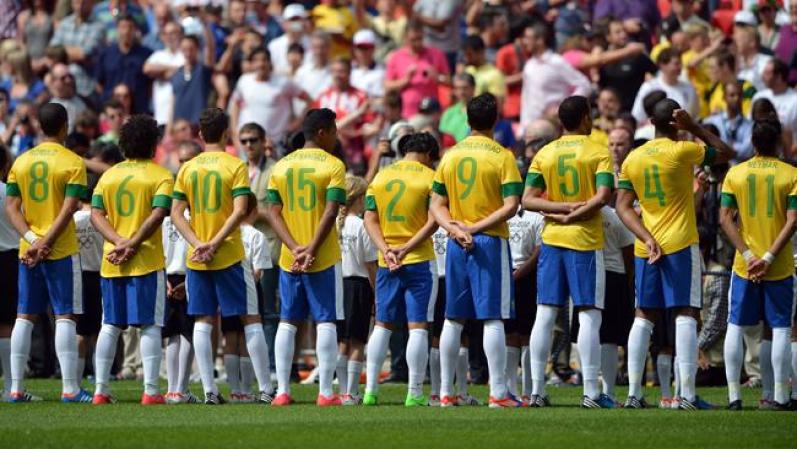 El equipo de Brasil, listo para empezar el segundo tiempo.