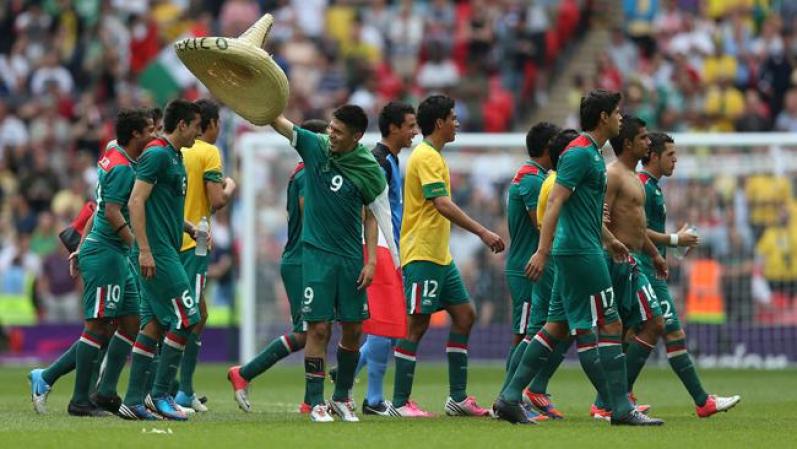 El tradicional sombrero mexicano no tardó en hacer su aparición sobre la cancha.