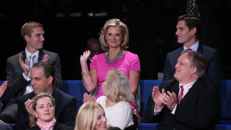 Los asistentes aplauden a Ann Romney al momento de que ésta fue presentada.