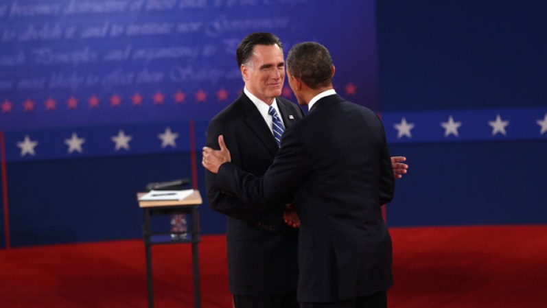 Mitt Romney y Barack Obama se saludaron a su llegada.