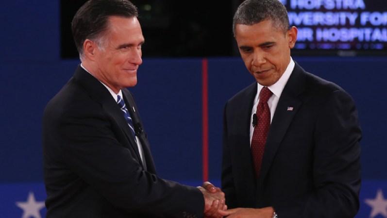 Romney y Obama al momento de despedirse tras enfrentarse en su segundo debate.