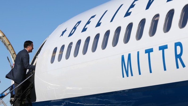 Romney abordando el avión de su campaña el día de las elecciones.