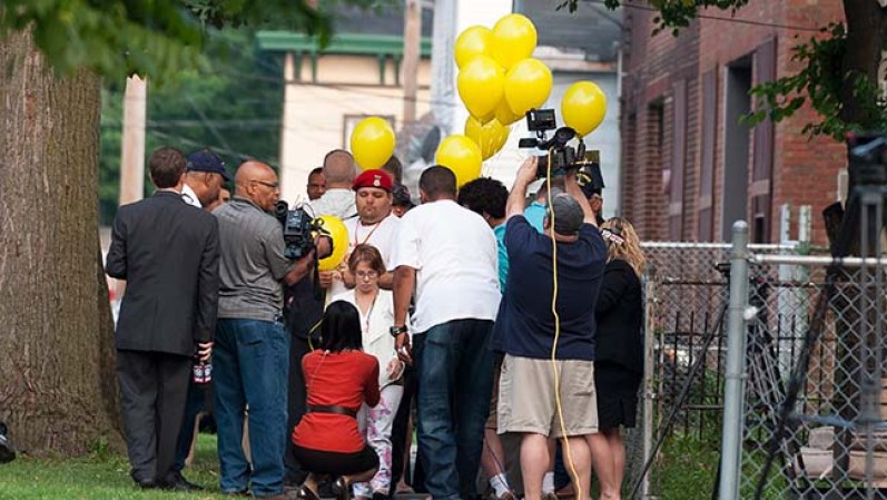 La 'casa del horror' donde Ariel Castro secuestró durante casi una década a tres jóvenes mujeres en Cleveland (Ohio, EEUU) fue demolida ante la mirada de una de ellas, Michelle Knight.
