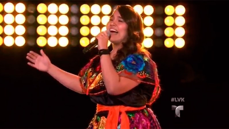 La noche arrancó con la mexicana Jackelyn Barrera, de 14 años, y quien llegó desde Roma, Texas.