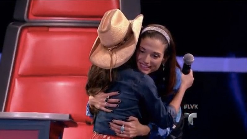 Natalia con un fuerte abrazo felicita a Leslie