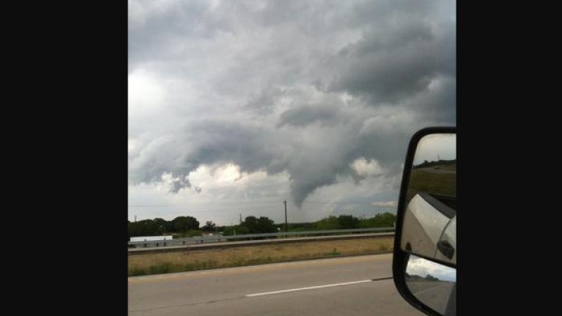Los mismos televidentes fueron los que captaron estas imágenes extraordinarias de uno de los tornados…