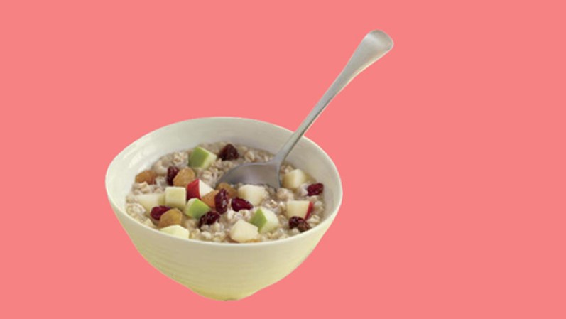 Consuma avena, es un carbohidrato complejo lento de digerir y que además dicen que baja los niveles del colesterol malo.