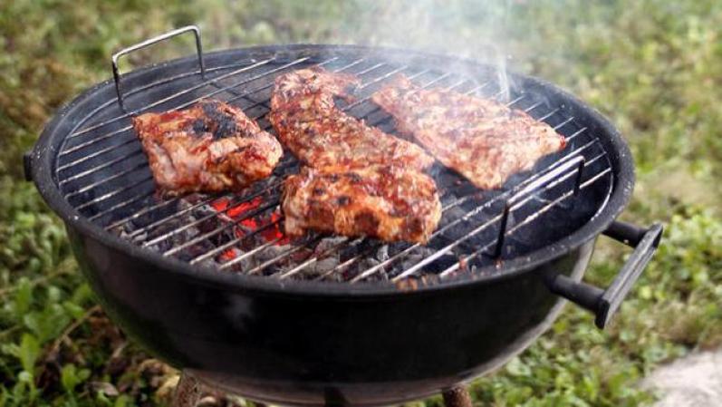 La carne magra es una buena fuente de proteínas, pero limite las cantidades. No crea que una hamburguesa le ayudará a perder peso.