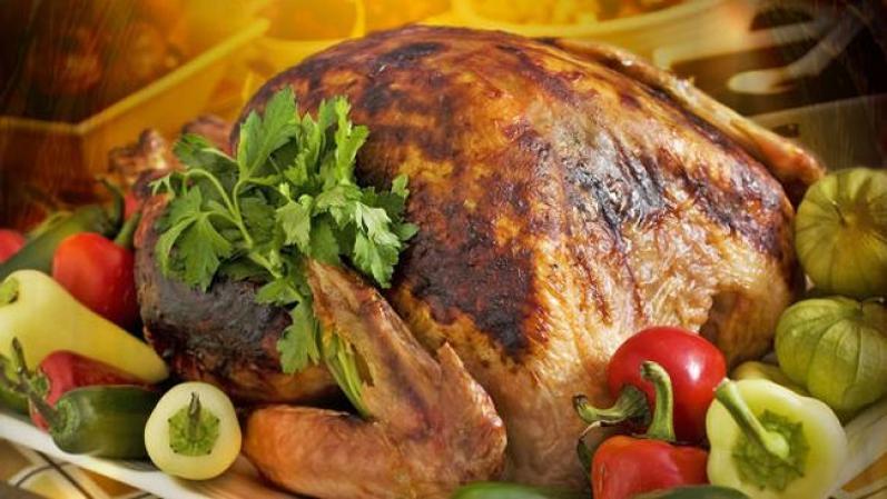 Comer carne de pollo o pavo es una buena manera de obtener proteínas, es mejor quitarle la piel.