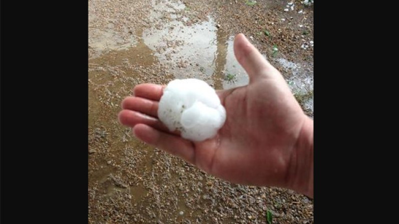 También, alrededor de las 7 pm empezaron a circular en las redes sociales fotos de un granizo del tamaño de una naranja…