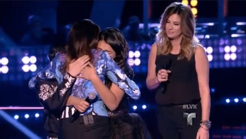 Con un fuerte abrazo Natalia despidió a sus primeros dos concursantes de la noche.