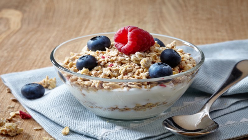 Científicos y nutricionistas están de acuerdo en que algunos alimentos pueden parecer más saludables de lo que son, el antídoto para el engaño es la información. La granola baja en grasa, por ejemplo, contiene variadas cantidades de calorías y significativos porcentajes de azúcar.