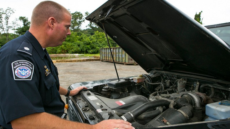 Agentes de Aduanas y Protección Fronteriza inspeccionan los automóviles. Es uno de los primeros pasos antes de su chatarrización.