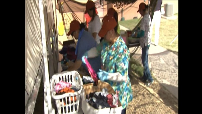 Estas mujeres se encargan de clasificar la ropa de los niños.