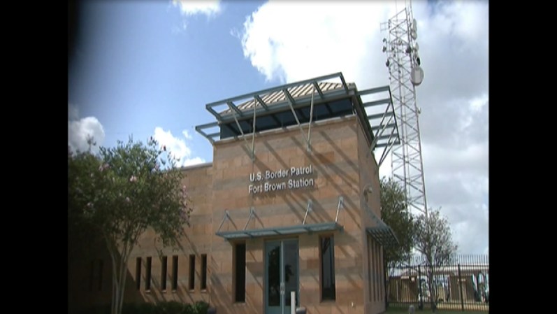 Los menores son enviados al Centro de Detención de la Patrulla Fronteriza Fort Brown en Brownsville (Texas). Otros son enviados un centro en Arizona.