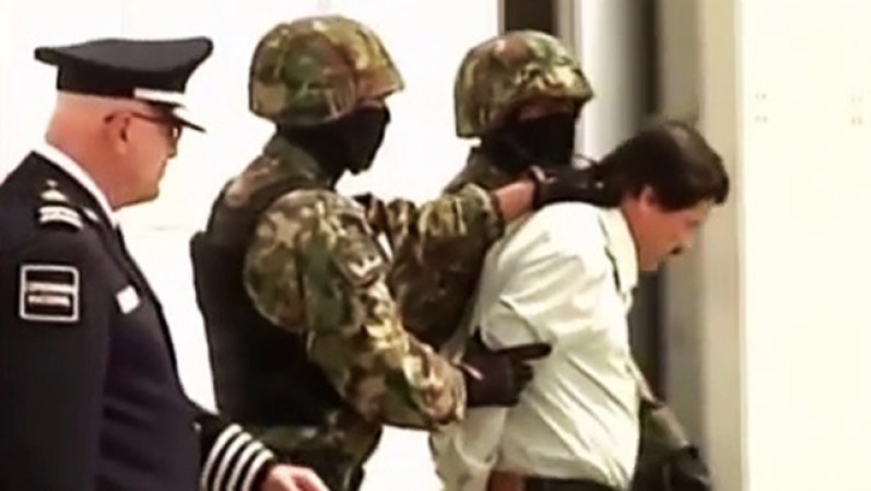Al día siguiente de su arresto, Guzmán fue mostrado a la prensa, bajo fuerte custodia.