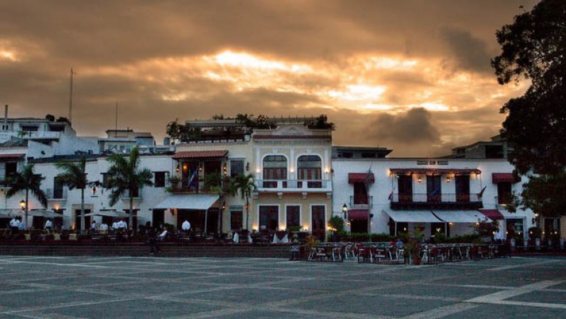 Con más de tres millones de habitantes, la ciudad de Santo Domingo es la más cosmopolita del Caribe. La Plaza España, en el corazón de la urbe, nuclea buena parte de la vida local.