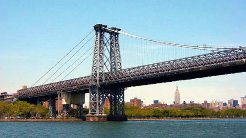 Williamsburg cuenta con el Puente de Williamsburg, el cual cruza el Río Este y conecta el Lower East Side de Manhattan.