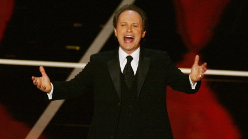 El éxito de cada ceremonia de entrega de los premios Óscar depende en gran medida del anfitrión o anfitriones, de su sentido del humor, de la manera como van llevando el evento más celebrado de Hollywood. Mientras esperamos a ver cómo se desempeña nuevamente Billy Cristal, veamos un recuento de los anfitriones de los Premios de la Academia en la última década. Algunos se llevaron ovaciones mientras que otros, críticas por demás.