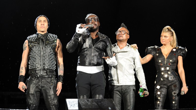 Black Eyed Peas: Precediendo a un "descanso indefinido", los responsables de la canción más descargada de la historia ("I Gotta Feeling") montaron, más que una gira de conciertos, una serie de fiestas de baile multitudinarias con ocasión de su disco "The Beginning", que brilló especialmente a su paso por Brasil.
