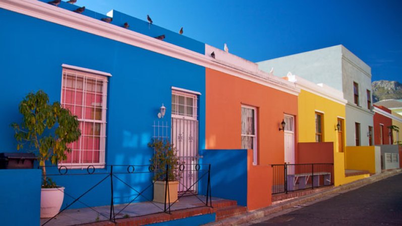 Boo-Kaap, en Ciudad del Cabo, Sudáfrica. Las fachadas multicolores resultan inolvidables. No sólo por la explosión de colores, también por su significado. La comunidad, descientes de esclavos que llegaron en el siglo XVII celebraron el fin de Apartheid pintando así las fachadas.