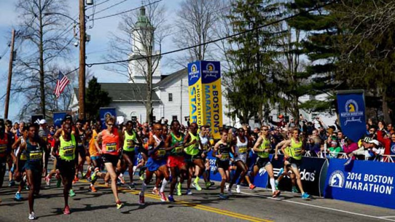 Un año después de que dos bombas hechas con ollas de presión dejaran tres muertos y al menos 260 heridos en la línea de meta del Maratón de Boston, los maratonistas comenzaron a llegar el lunes a una nueva edición.
