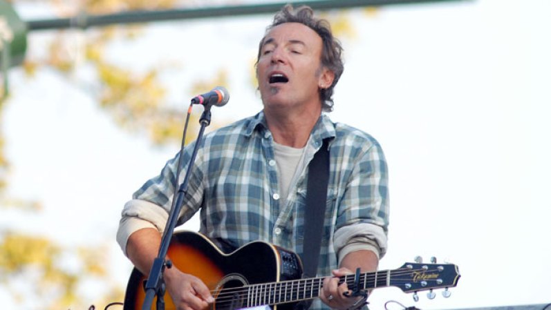 Bruce Springsteen. Tiene una voz estremecedora, una presencia magnética en el escenario, 65 millones de discos vendidos en EE.UU. y 200 millones alrededor del mundo, 20 premios Grammy, dos Golden Globes y un Oscar. Además de todo esto, después de atravesar la barrera de los 60, "The Boss" luce aún más guapo que en sus épocas mozas. Esta foto habla por sí sola. Fecha de nacimiento: 23 de septiembre de 1949.