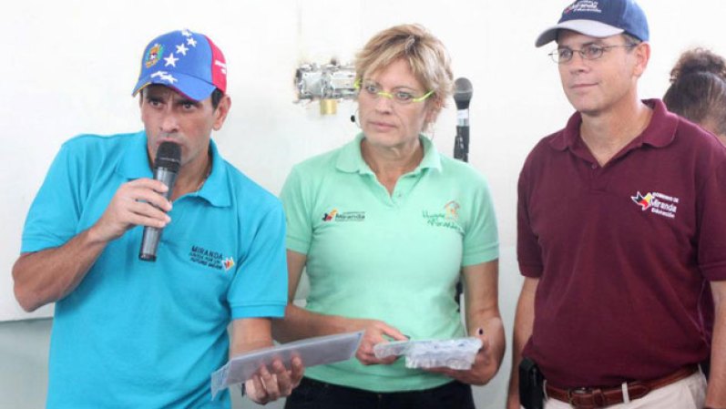 Henrique Capriles anunció el 3 de mayo de 2011 su participación en las elecciones primarias del 12 de febrero de 2012 para la elección de candidato en las elecciones presidenciales de octubre de 2012.