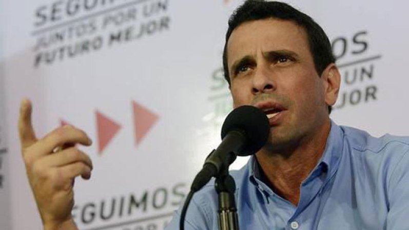 Nació el 11 de julio de 1972 en Caracas. Hijo de Henrique Capriles García, judío descendiente de sefardíes holandeses y curazoleños, y de Mónica Cristina Radonski Bochenek, nacida en el seno de una familia judía ruso-polaca, que se radicó en Venezuela escapando de la persecución nazi.