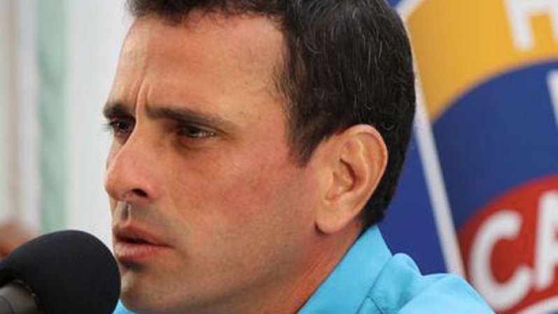 Sus primeros contactos con la política los realizó entre 1995 y 1998 colaborando en la redacción de leyes con su primo el diputado Armando Capriles, quien para entonces formaba parte de la Comisión Bicameral de Energía y Minas del extinto Congreso de la República.