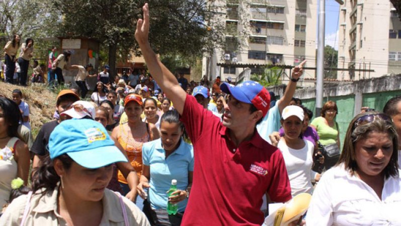 A mediados de 1998, Armando Capriles, su primo y parlamentario de COPEI, le ofrece la posibilidad de postularse para diputado al Congreso de la República en las elecciones generales de ese año, con el apoyo del partido COPEI el cual se encontraba en ese entonces en un proceso de apertura para nuevos liderazgos, y así dio comienzo a su carrera política.