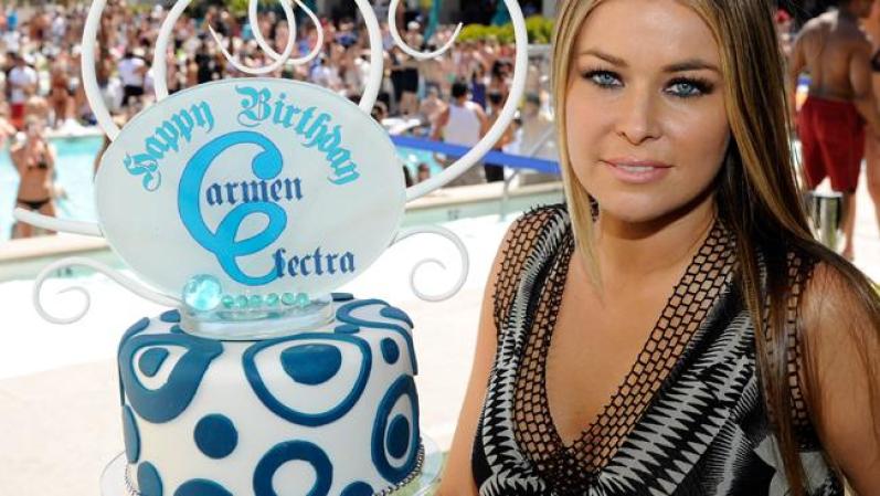 La bella Carmen Electra escogió un divino pastel azul que hacía juego con sus ojos. Felicidades.