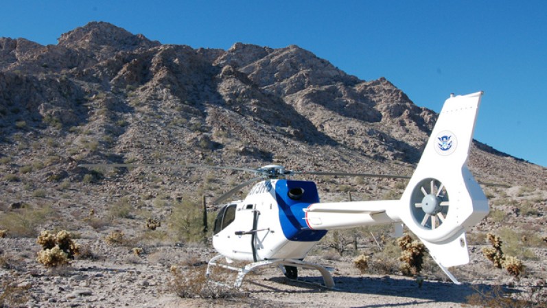 Estos helicópteros están diseñados para enfrentar los fuertes vientos que se dan entre las montañas del desierto, los cuales pueden derribar hasta aviones.