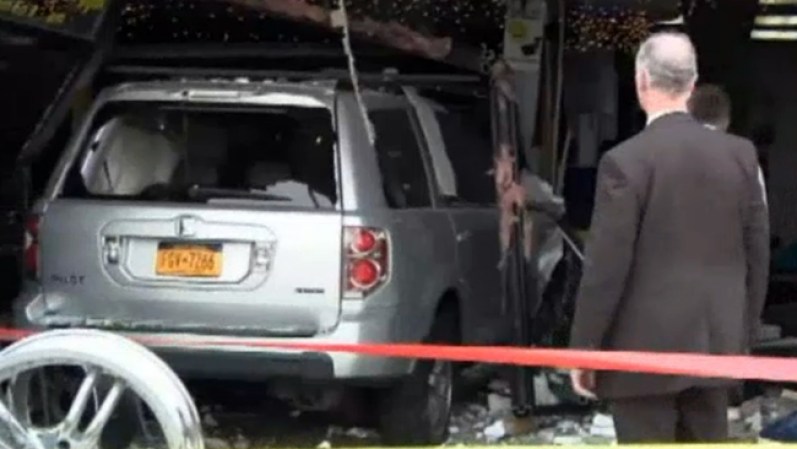 El conductor de una camioneta robada termina estrellándose contra una tienda repleta de clientes en Long Island.