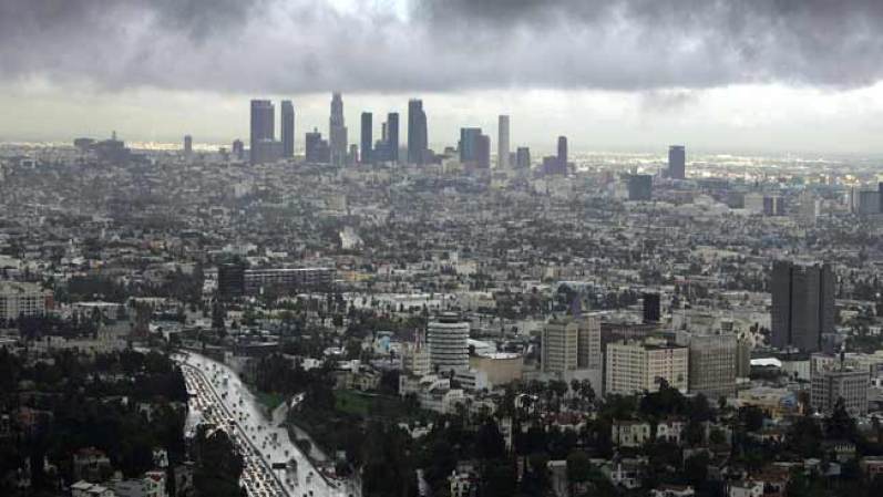 1. Los Angeles, California: Los angelinos deben lidiar con una alta tasa de desempleo del 12.3%, un alto costo de vida y de vivienda, los niveles más altos de ozono en el país y un terrible problema de congestión de tránsito. Al menos el sol resplandece unos 266 días.