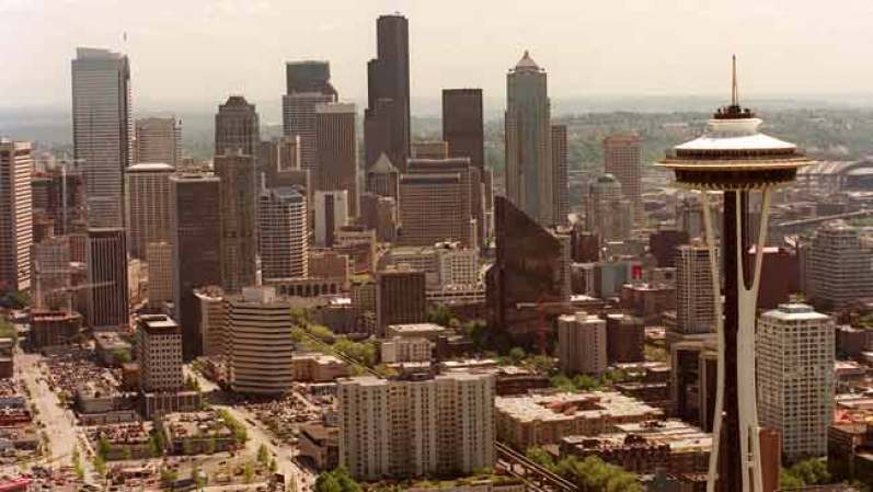 10. Seattle, Washington: El costo de vida es más alto que el de Chicago y Miami. Los conductores pasan unas 44 horas en el tráfico. Y el sol apenas sale unos 157 días. Por suerte, el café es rico.