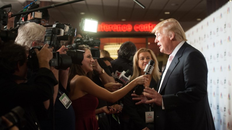 Donald Trump fue la estrella de la alfombra roja, rodeado de periodistas, el Co-Propietario de Miss Universo acaparó la noche.