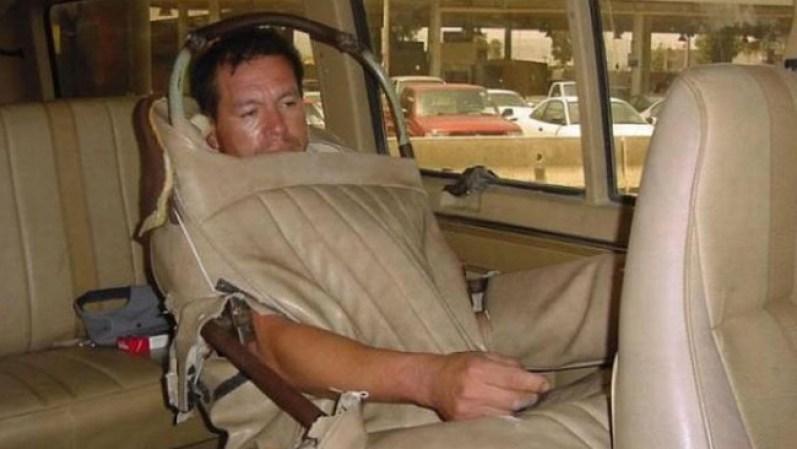 ¿Qué tal la imaginación de este hombre al "coserse" dentro de un asiento?