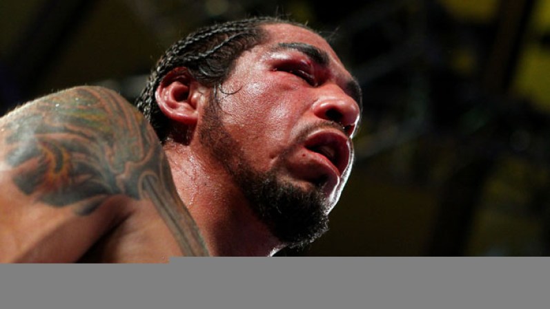 Un oculista subió al ring para inspeccionar el daño que Margarito tenía en el lado derecho de su rostro.