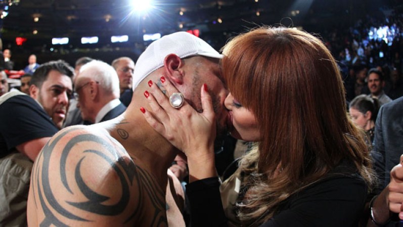 El boricua celebra la victoria con un beso a su esposa Melissa.