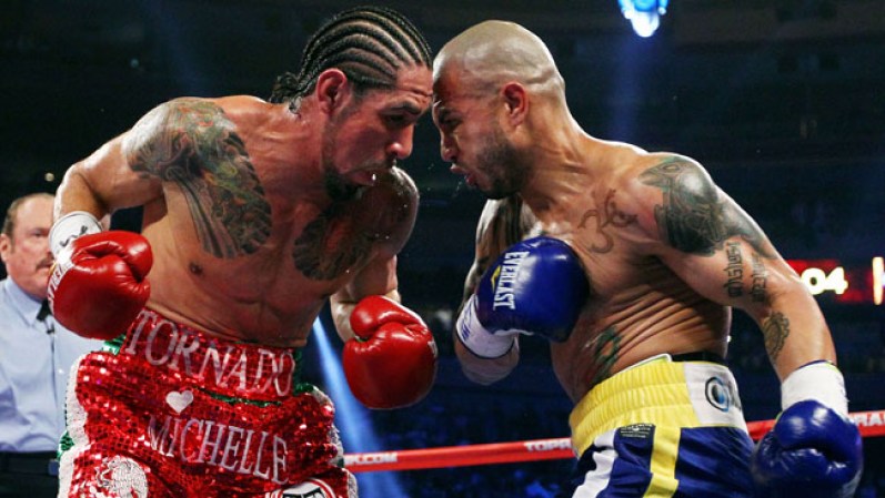 Miguel Cotto (derecha) y Antonio Margarito intercambiaron duros golpes en esta revancha.