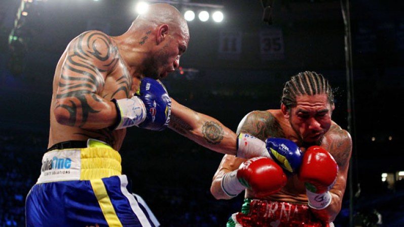 Cotto ataca a Margarito con un gancho de izquierda.