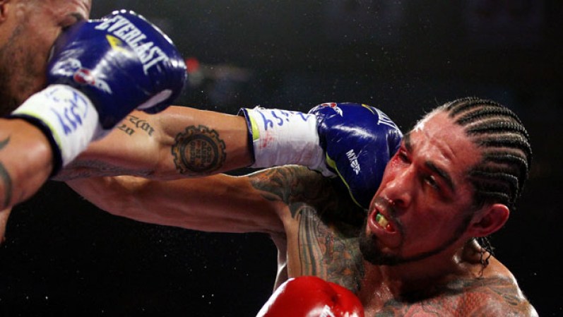 Alentado por un público enfervorizado, Cotto se ensañó en el ojo afectado de Margarito.